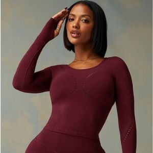 NWT FABLETICS SCULPTKNIT CONTOUR LONG-SLEEVE CROP TOP BURGUNDY MEDIUM